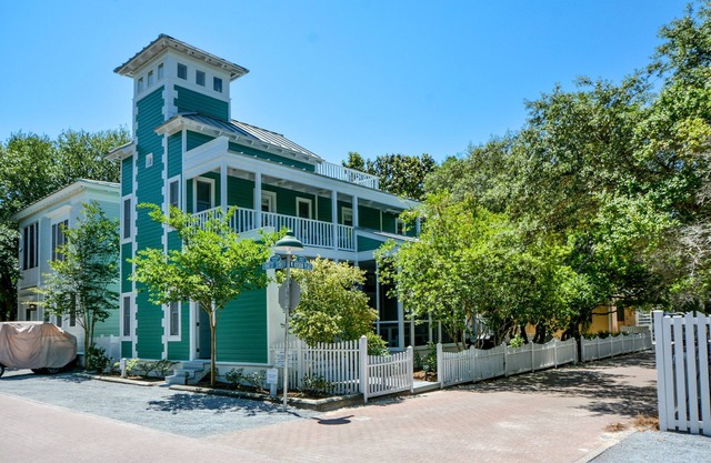 Five Porches and Private Deck, Seaside, Fl + 2 Adult Bikes!