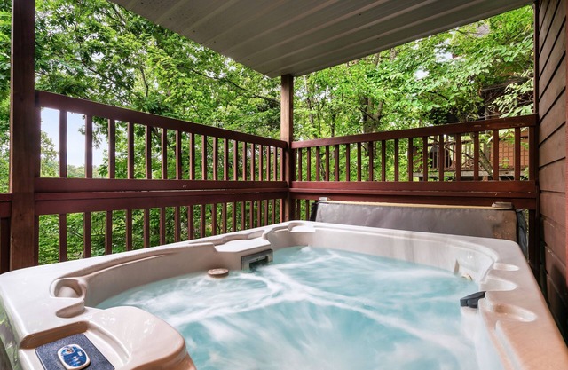Five-Star Cabin, Beautifully Decorated, Located Near the Parkway, No Steep Roads