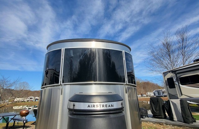 Flamingo Ridge - Lakeside Airstream in Blue Ridge