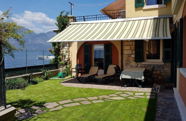 flat 'Beach House' with water view