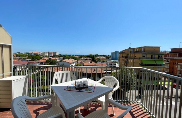 Flat by the sea with sunny terrace - Beahost