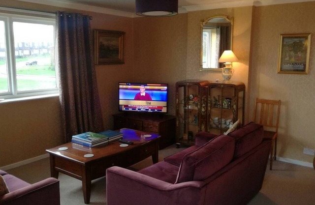 Flat - Sleeps 4 - Parking - Close to Airport