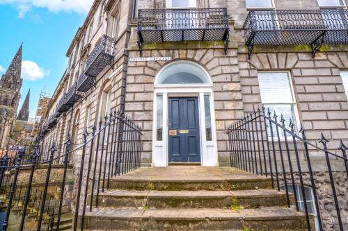 Flat with Majestic views in West End Wonderland