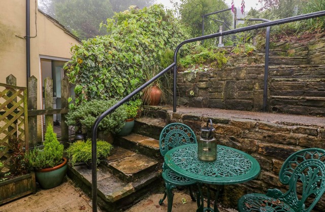 FLEECE COTTAGE, pet friendly, with a garden in Holme, West Yorkshire