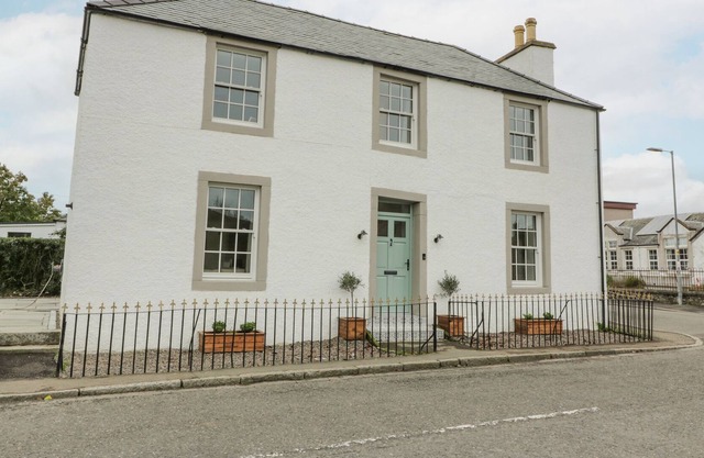 FLEETBANK, pet friendly, with hot tub in Gatehouse Of Fleet