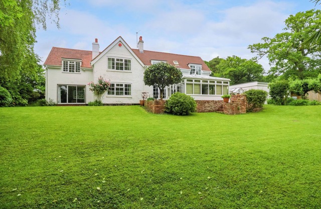 FLEXFORD MILL COTTAGE, family friendly, with a garden in Lymington