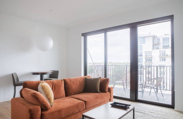 Flexhome East Side 1BR NO7 - Balcony+Pool+Gym