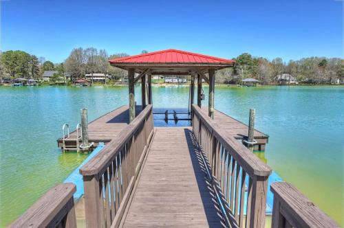 Flip Flop Therapy by AvantStay Lakefront Home w Game Room Dock Access