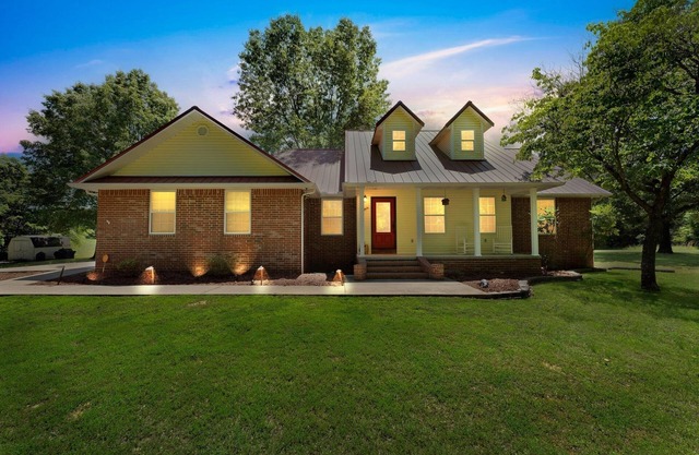 Flippin Haven: Spacious & Cozy Retreat 3 Bedroom Home by RedAwning