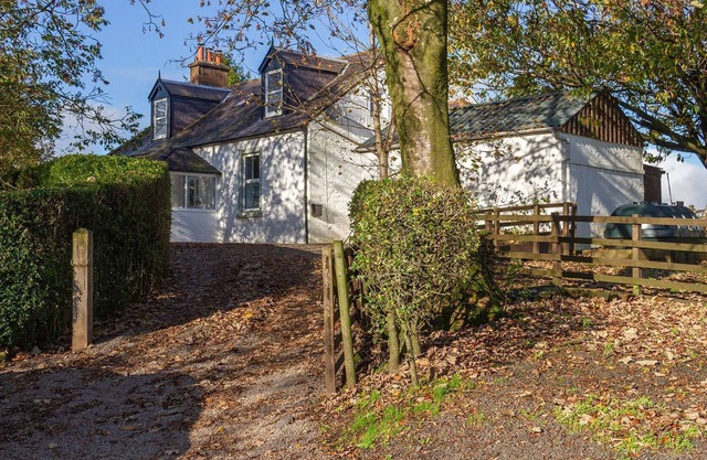 Floors Farmhouse - a house that sleeps 6 guests in 3 bedrooms