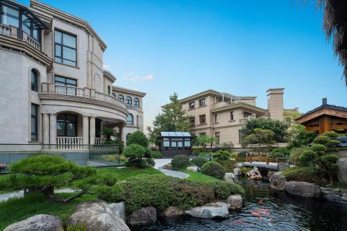 Floral Luxury Hengdian Jiuqilu B&B