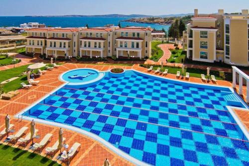 Flores Garden Pool Side and Sea View Apartment