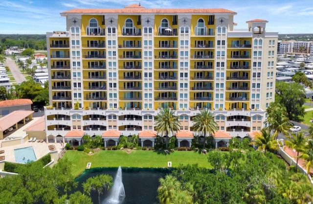 Florida Gulf Coast 3-bedroom, 2-bathroom deluxe condominium, near beaches.