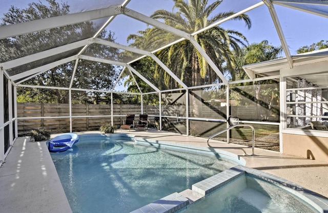 Florida Home 3 Mi to Siesta Key, Walk to Gulf Gate