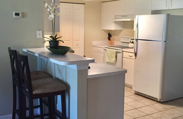 Florida Oasis - Fresh Furnishings & Decor - Great Location