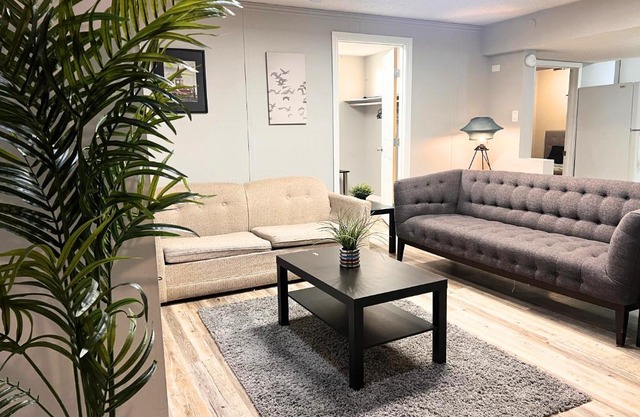 Flowealth Suites - Private Rooms Near West Edmonton Mall