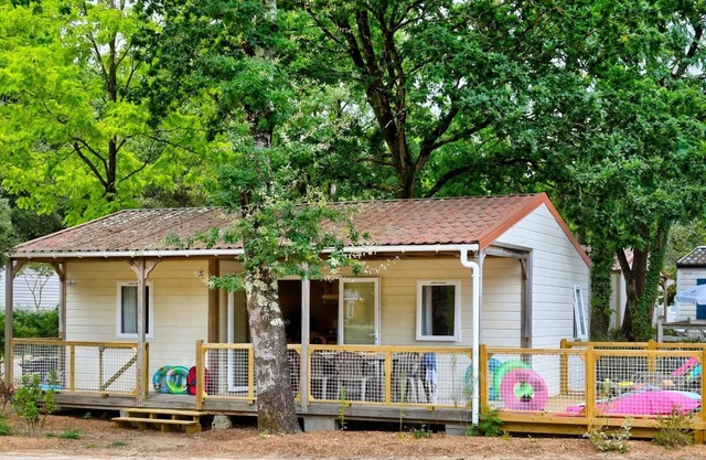 Flower Camping Les Biches * - Cottage Family 3hPremium - 32m2 - covered XXL terrace - TV - LV - plancha - free WIFI 7 people