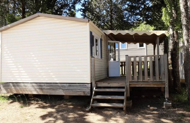 Flower Camping Les Cadenières * - Mobil home Standard Ideal without air conditioning 21m2 2Ch. 4P 4 people
