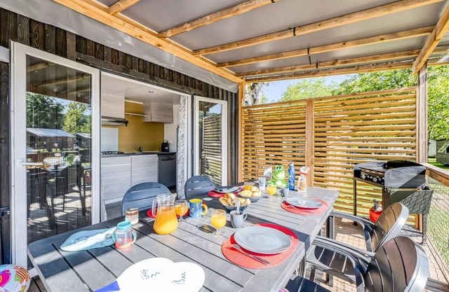 Flower Camping Les Ilates * - NEW 2025 : Homeflower PREMIUM PLUS Jacuzzi 29m2 (2 bedrooms) + beds made on arrival & cleaning 5 people