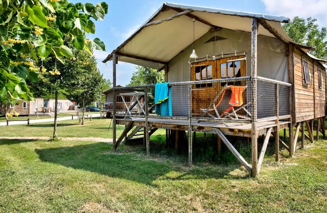 Flower Camping Les Ondines * - Cabane Lodge Wood on stilt Comfort 38m2 (2 bedrooms) including covered terrace 12m2 + TV 4 persons