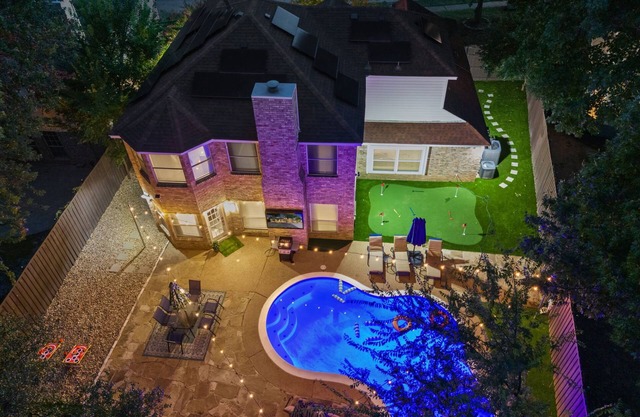Flower Mound Luxe: Double Kings Suites, Pool & Grill