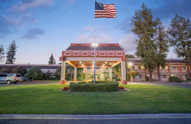 Fly In, Rest Easy – 2 Budget-friendly Units Close to Airport
