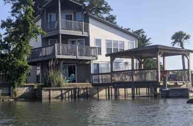 Folly Beach Riverfront Apt w/BRAND NEW dock, private boat ramp kayaks and bikes