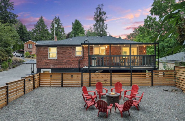 Forest Bathing by the Peaceful Creekside Firepit , Football Ready, BBQ, Games & Yoga