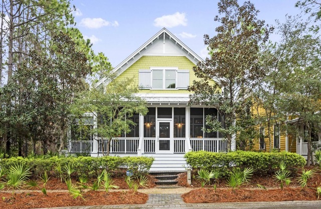 Forest District. Lots of privacy & on a quiet street! Bike to Dining & Beach!