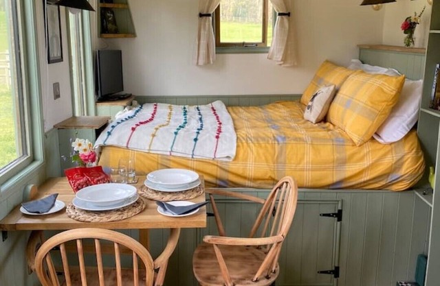 Forest & Farm - Luxury Shepherd’s Hut