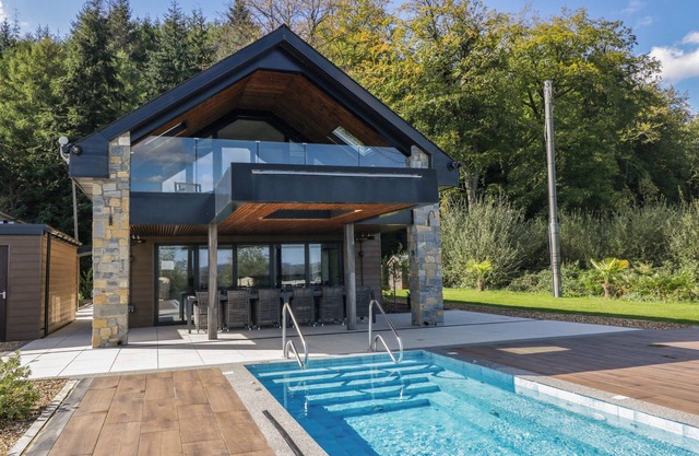 FOREST LODGE, family friendly, luxury holiday cottage in Pontyclun
