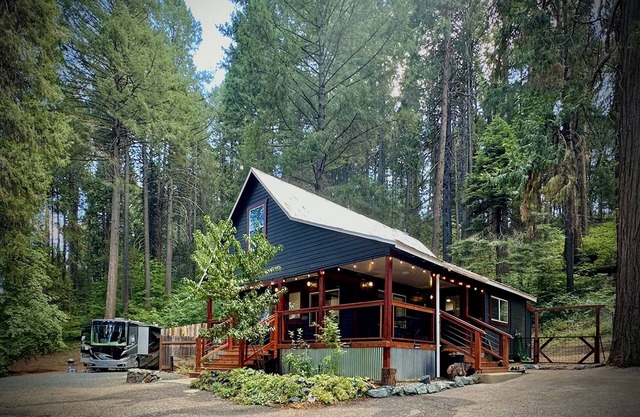 Forest Mountain Cabin, minutes to Downtown, trails, rivers & lakes