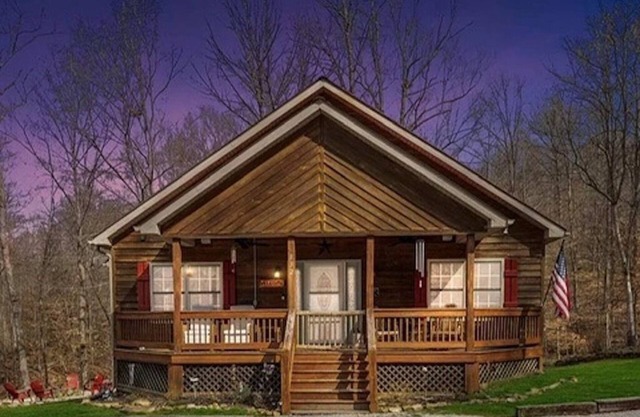 Forest Retreat with hot tub at Lake Cumberland Resort
