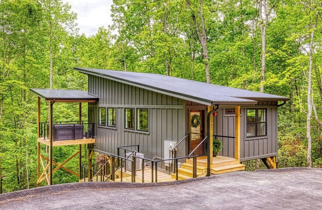 Forest Treehouse W/Hot Tub, Games & Hammock Deck near Cades Cove in Townsend