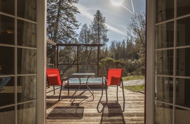 Forested Acres, Tranquil Setting, Hot Tub, Close to Yosemite