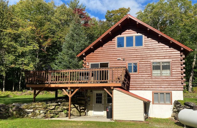 Forested mountain cabin near ski/hiking trails with pond, grill & fast WiFi