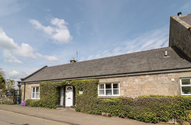 FORGE COTTAGE, pet friendly, character holiday cottage in Rothbury