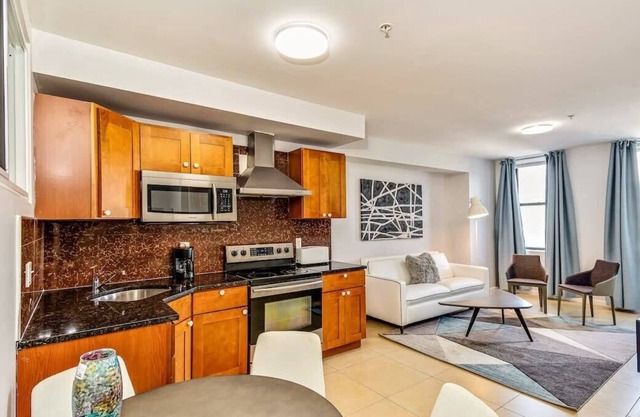 Forget the Hotel and stay in Style in a 2bd Apt