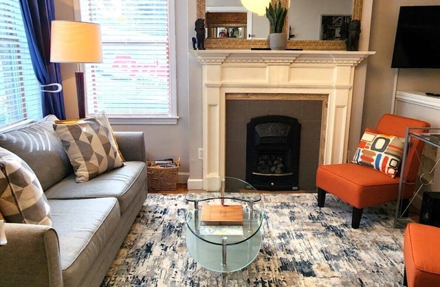 Fort Hill Inn- 2 bedroom Duplex, With a touch of modernity! Minutes to Center