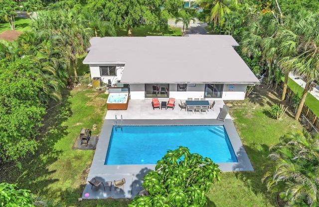 FORT LAUDERDALE OASIS HOME .SLEEPS 14 .5 bedrooms/3 baths PRIVATE HOME.