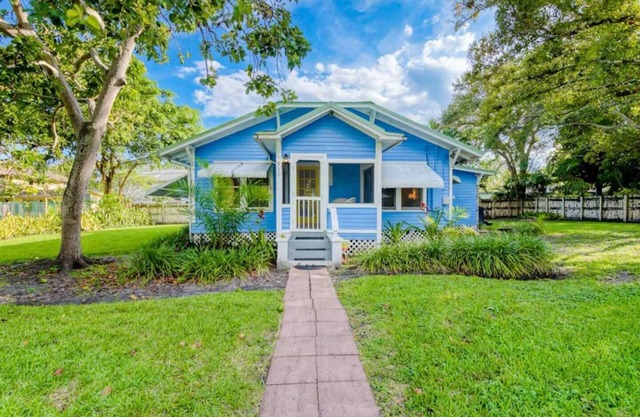 Fort Lauderdale’s Cozy Blue Gem