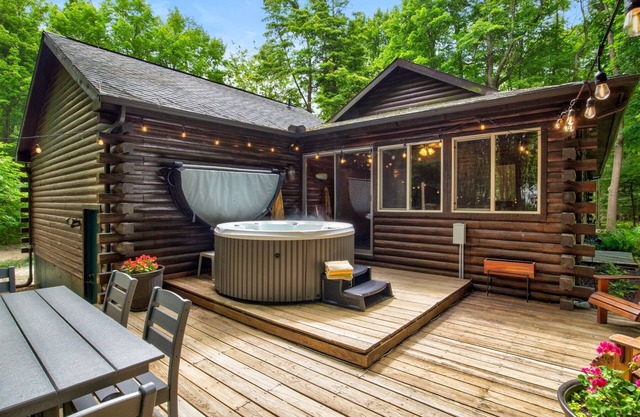 Fort Sassafras - Private Hot Tub, Lake Michigan Beach, Fire Pit, Deck