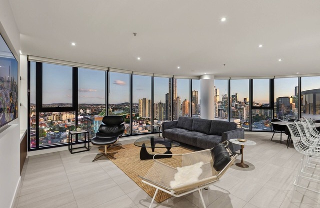 Fortitude Valley 3-Bed, Top Floor + Bridge View