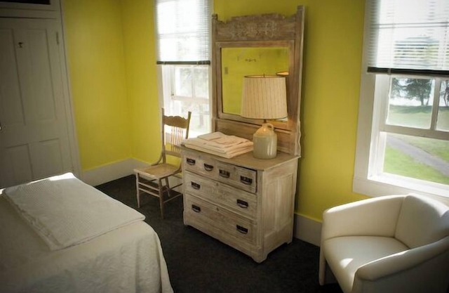 Fountain Point - Hotel Room 1