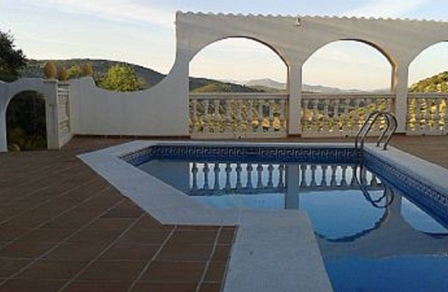 Four bed Villa and Apartment,swimming pool,two bathrooms,one ensuite ,air con
