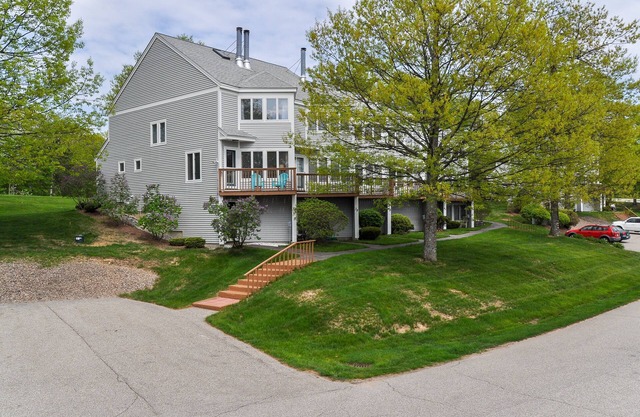 Four-level condo near Story Land w/mtn views, private washer/dryer, & gas grill