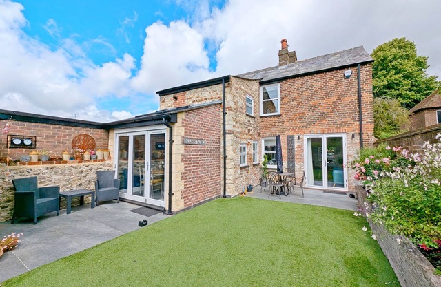 Four Priory Road, Chichester - a cottage that sleeps 4 guests in 2 bedrooms