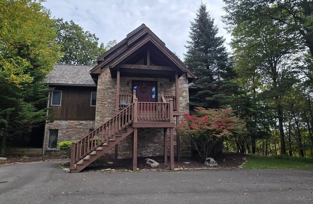 Four Seasons- 4 bdrm w/Hot Tub & Pool Table by Ski Lift