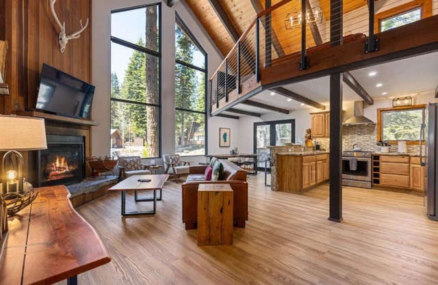 Four Summits- Hot Tub- Pool Table- Short Drive to Ski Resorits
