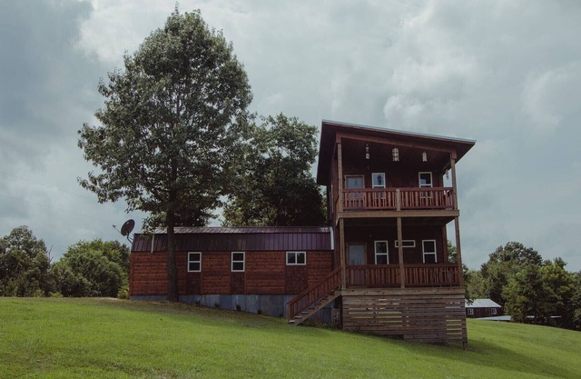 Fox Wood Cabin Secluded with Hot Tub/ family friendly